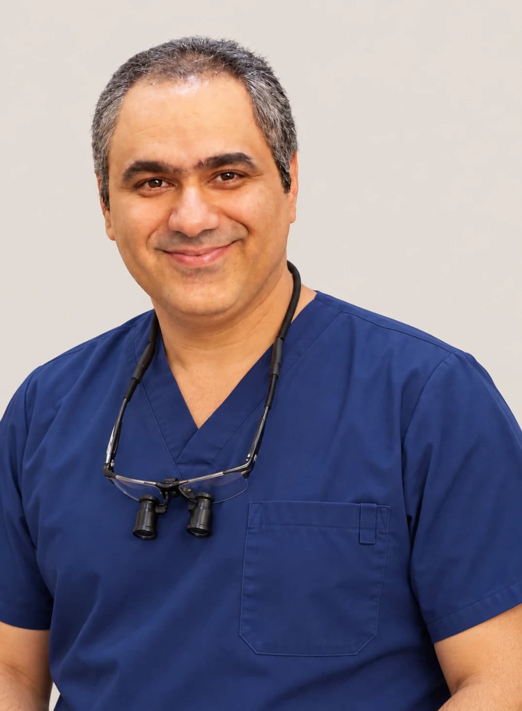 مصطفی حقیقیزاده، دندانساز ثبتشده در کلینیک Dentures Direct، نورث یورک